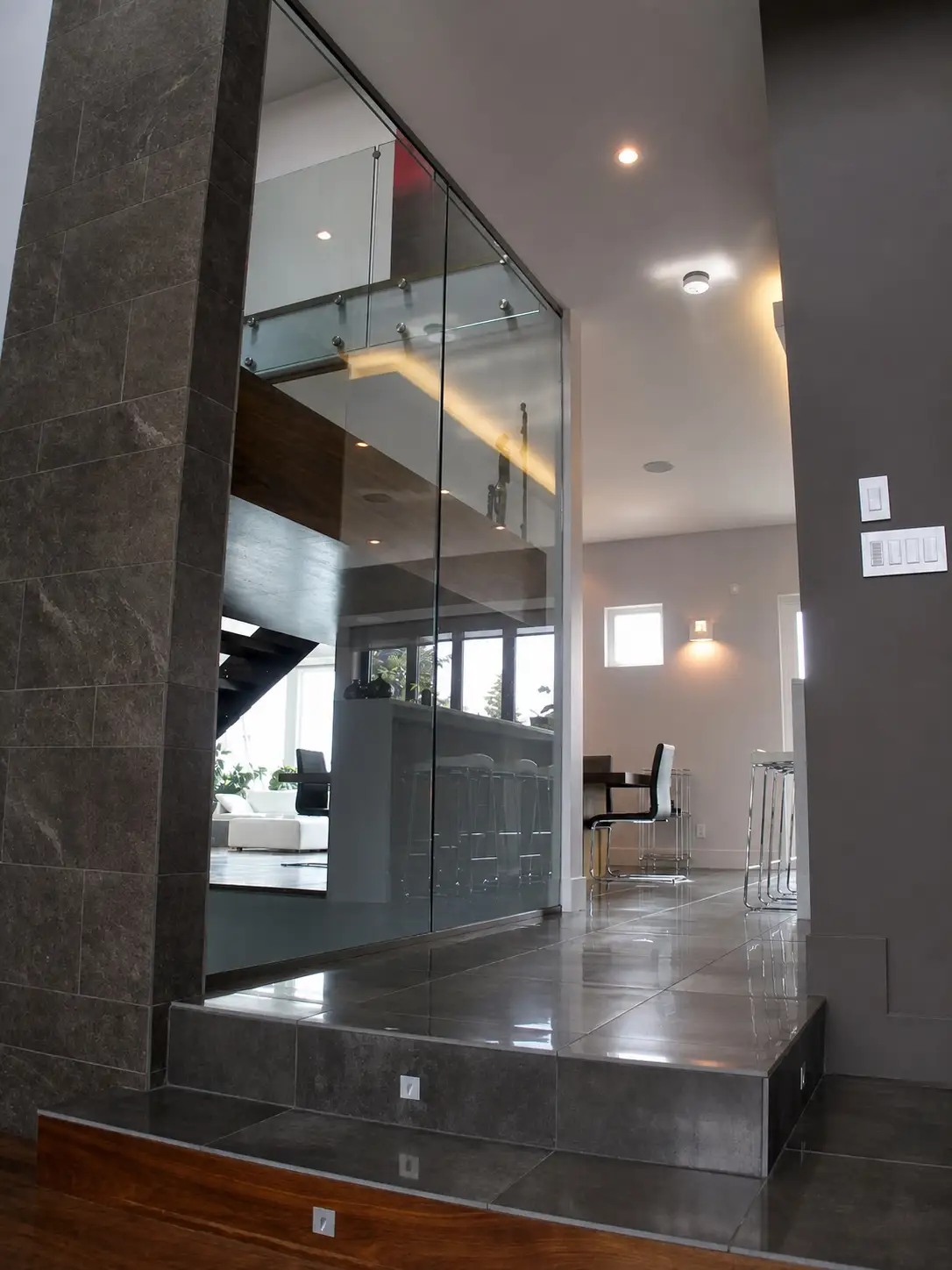 Windsor — Foyer glass staircase