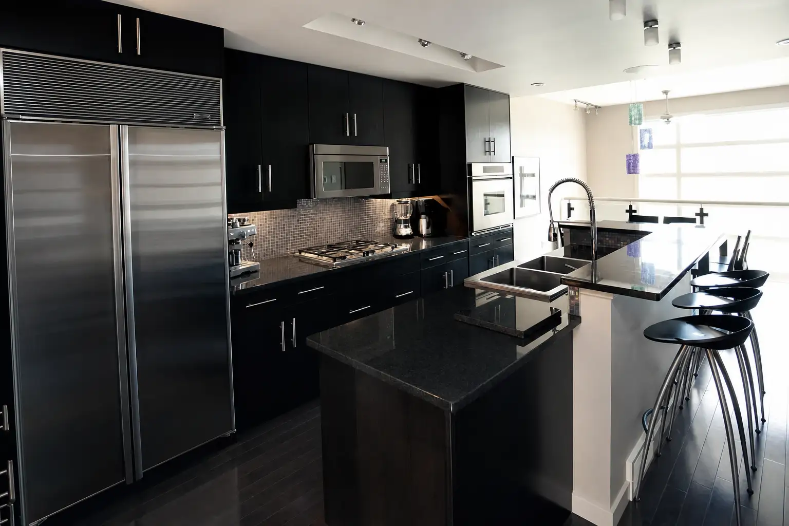 The Olive — Black kitchen