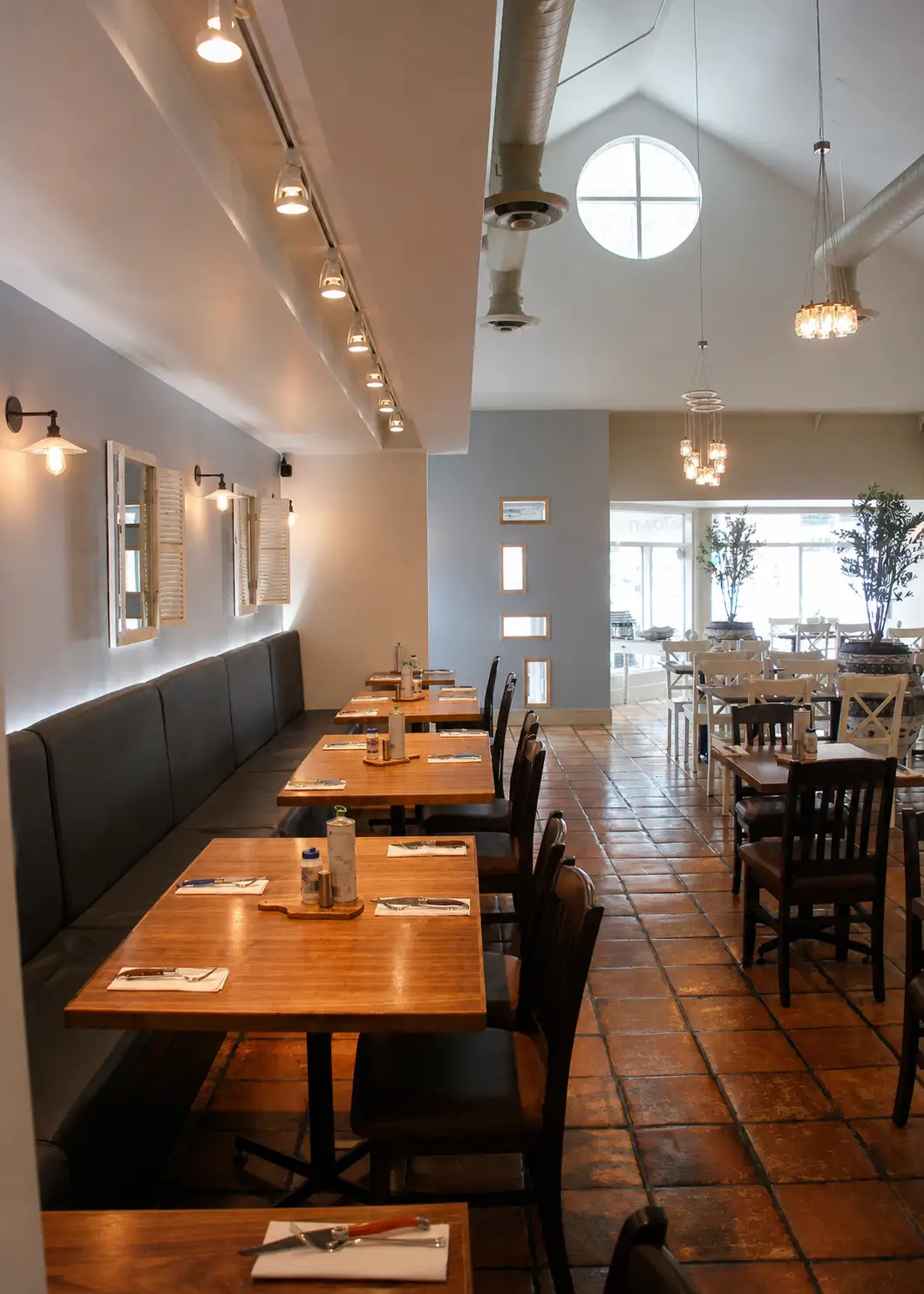Greektown — Restaurant dining aisle