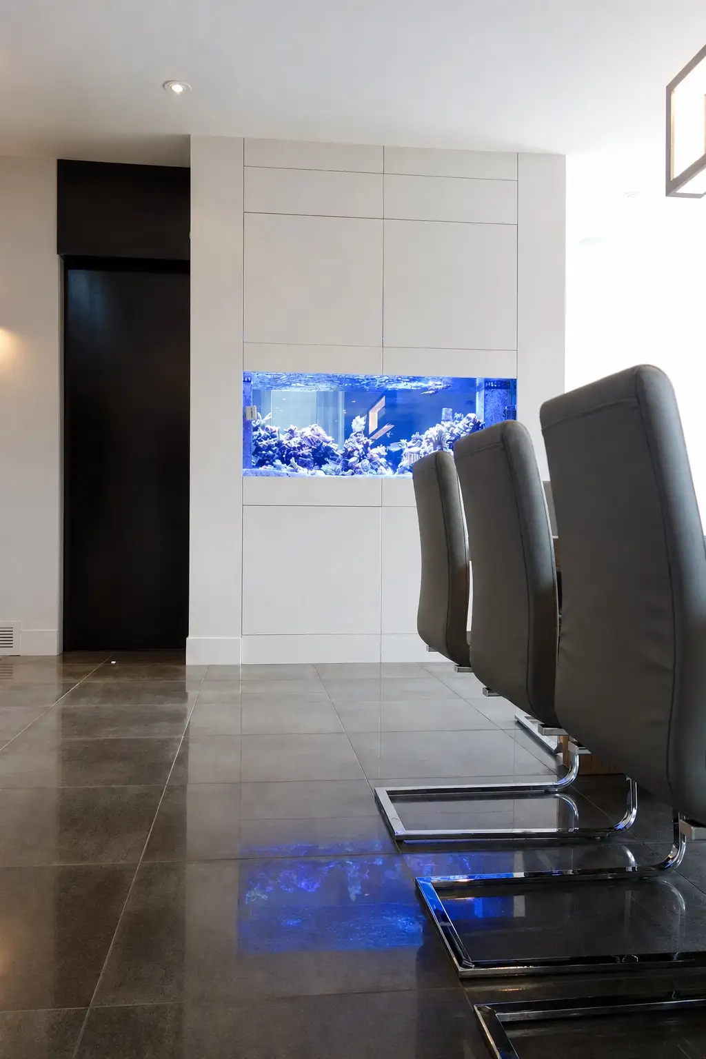 Windsor — Aquarium dining seating